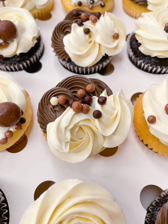 Cake Creations by Kate™ Chocolate & Vanilla Fancy Swirl Large Cupcakes