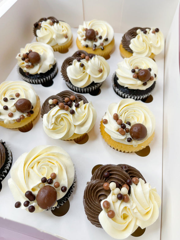 Cake Creations by Kate™ Chocolate & Vanilla Fancy Swirl Large Cupcakes